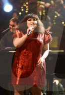 PEOPLE - Promis singen in 'Jools' Annual Hootenanny' TV Show