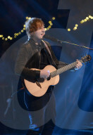 PEOPLE - Promis singen in 'Jools' Annual Hootenanny' TV Show