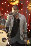 PEOPLE - Promis singen in 'Jools' Annual Hootenanny' TV Show