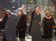 PEOPLE - Promis singen in 'Jools' Annual Hootenanny' TV Show