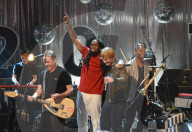 PEOPLE - Promis singen in 'Jools' Annual Hootenanny' TV Show