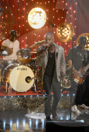 PEOPLE - Promis singen in 'Jools' Annual Hootenanny' TV Show