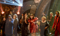 PEOPLE - Promis singen in 'Jools' Annual Hootenanny' TV Show