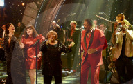 PEOPLE - Promis singen in 'Jools' Annual Hootenanny' TV Show