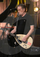 PEOPLE - Promis singen in 'Jools' Annual Hootenanny' TV Show