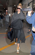 PEOPLE - Schwangere Khloe Kardashian versteckt ihren Babybauch unter weitem Hoodie
