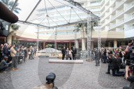 PEOPLE - Behind the scenes: In Los Angeles wird der rote Teppich für die Golden Globes ausgerollt