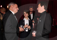 PEOPLE - Golden Globes: Promis feiern an der Netflix Party