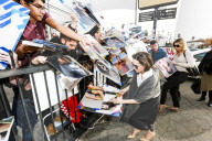 PEOPLE - Angelina Jolie gibt Autogramme in Hollywood
