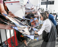 PEOPLE - Angelina Jolie gibt Autogramme in Hollywood