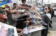 PEOPLE - Angelina Jolie gibt Autogramme in Hollywood