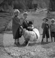 Kinder mit Schaf im Lötschental, 1948