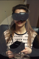 Frau mit Fernseh-Brille "Virtual Vision Sport", 1995