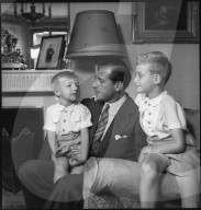 Juan Carlos (r) mit Vater Don Juan und Bruder Alfonso, um 1947