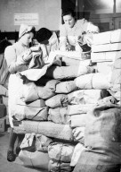 Frauen sammeln Kleider für Kriegsflüchtlinge, ca. 1943