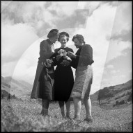 Pfadfinderinnen auf Wiese in Adelboden, 1952