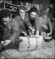 Internierte; Koffer packen;  Abreise; 1941