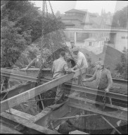 Bauarbeiter beim Abbruch einer Eisenbahnbrücke 1941