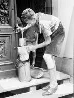 Pfadfinder giesst Milch ab, 1939