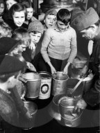 Soldat verteilt Suppe an Kinder; ca 1940