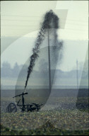 Klärschlamm-Sprühanlage auf Wiese,  1980