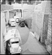 Das Rote Kreuz organisiert Warentransport für Kriegsgefangene, 1945