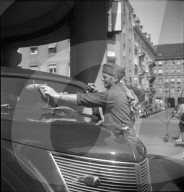 Tankwart putzt Fensterscheibe, 1950