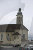NACH DER KIRCHE LIESS DER PFARRER DIE FAUST SPRECHEN