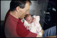 Gustav Weder, Bobfahrer, mit Tochter Celina 1993