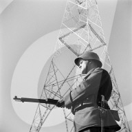 Soldat bewacht den Funkturm von Radio Beromünster 1940