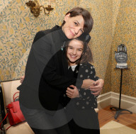 PEOPLE - Katie Holmes und Suri bei der Vorführung von 'Long Strange Trip' in New York