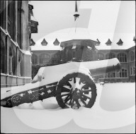 Schneebedeckte Kanone beim Landesmuseum, Zürich, 1941