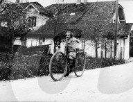 Mädchen auf Fahrrad, um 1960