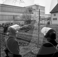 Leute nach Sprengung eines Hochkamins, Winterthur 1965