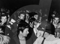 Franz Rueb diskutiert mit Polizist, Zürich 1968