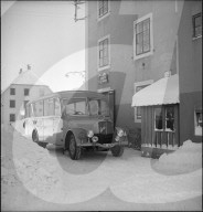 Postauto vor der Post in La Brévine; 1951