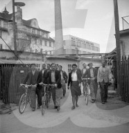 Rehetobel, Feierabend, Angestellte verlassen die Möbelfabrik Max Stählin & Cie; 1944