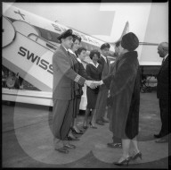 Bhumbil und Sirikit vor Abflug in Kloten, 1961