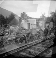 Trümmer von Feuerwerkfabrik auf Bahngeleise, Oberarth 1948