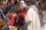 Priester verteilt Heilige Kommunion; Papst-Besuch in Bern; 2004