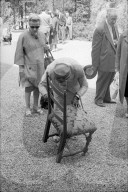Schloss Wartegg: Frau mit Polsterstuhl; 1962