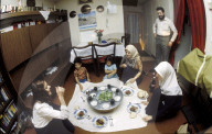 Muslime in der Schweiz: Familie Bezirgan beim Essen 1982
