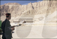 Massaker von Luxor 1997: Polizist vor dem Tempel