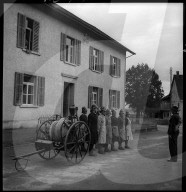 Frauen der Hausfeuerwehr mit Schlauchwagen, 1941
