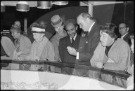 Direktor Ruckstuhl (r) zeigt Kaiser Haile Selassie ein Küken an der Expo in Lausanne, 1964