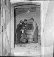 Silvesterwein wird in Zofingen abgefüllt, 1941