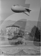 WK 2: Landesgrenze-Markierung durch Fesselballons bei Chiasso, 1945