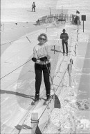 Ältere Skischülerin am Skilift in St. Moritz, 1967