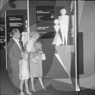 SAFFA 1958: Besucher lesen Infos über Rechtsgleichheit u. gleiche Rechte für Frau u. Mann