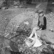 Frau mit zusammenlegbarem Velo, 1966